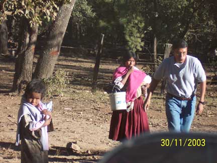 Pastor Dagoberto giving clothes to Huichols along the road