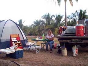 Camping in the RV park, lots of space.  Acampar en el parque de RV, el gran cantidad del espacio. 
